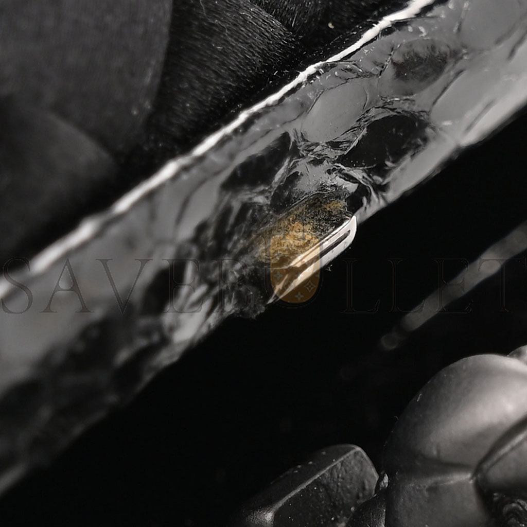 bo*te*ga Ve*ne*ta satin ayers intrecciato chain knot clutch black (17*10*5cm)